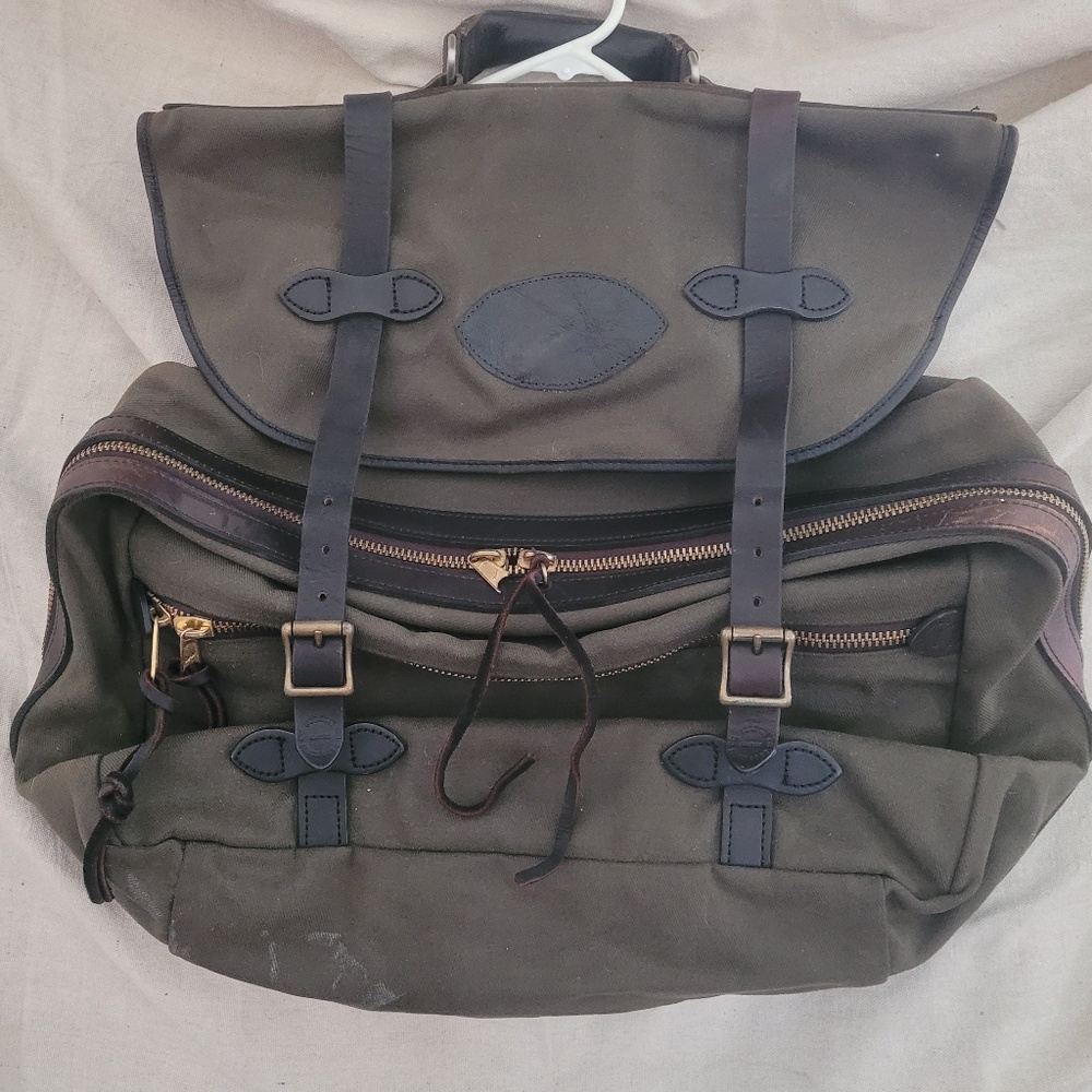 Filson Oil, tin cloth Pullman, med size duffel/garment bag. No stains or tears.